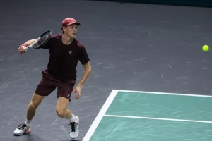 Siner silovito krenuo po titulu u Parizu i povratak na prvo mesto ATP liste